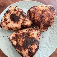 รูปของ 赤味噌の焼きおにぎり
