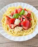 トマトとモッツァレラチーズの冷製パスタ