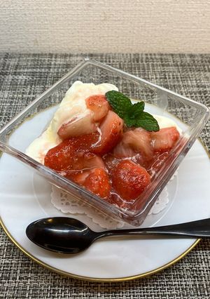 アイスクリームに苺のホットソース♡-レシピのメイン写真