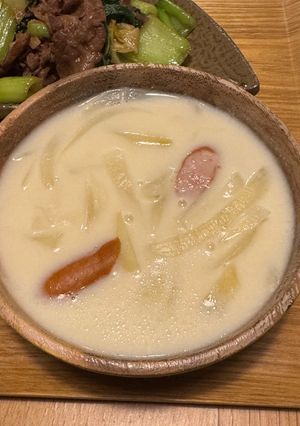 じゃがいもと玉ねぎとウインナーの味噌汁-レシピのメイン写真