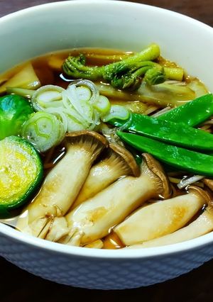 皮付きウド・エリンギ・春野菜の温かい蕎麦-レシピのメイン写真