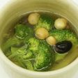 ブロッコリーと豆のコンソメスープ