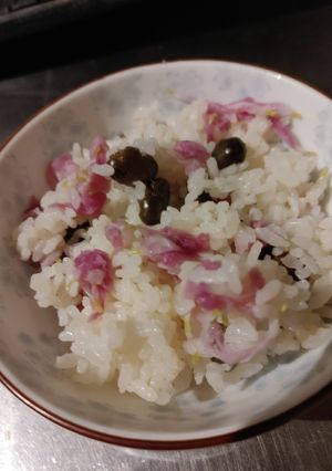 ムカゴご飯に菊を混ぜ、彩りよく！-レシピのメイン写真