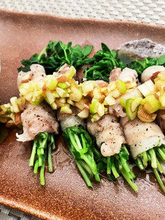 豆苗の豚バラ巻き香味ソースがけ-レシピのメイン写真