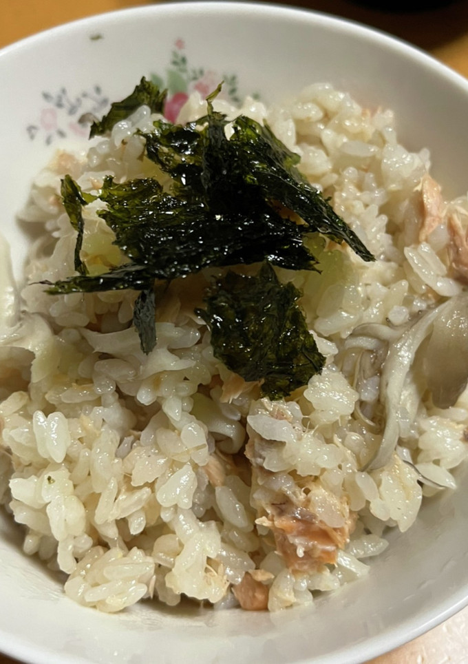 鮭と舞茸の炊き込みご飯、韓国海苔添え-レシピのメイン写真