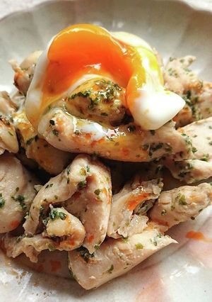 動画レシピ塩麹でやわらか鶏肉和風温玉のせ-レシピのメイン写真