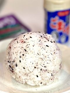 ゆかりとごま塩のおにぎり-レシピのメイン写真