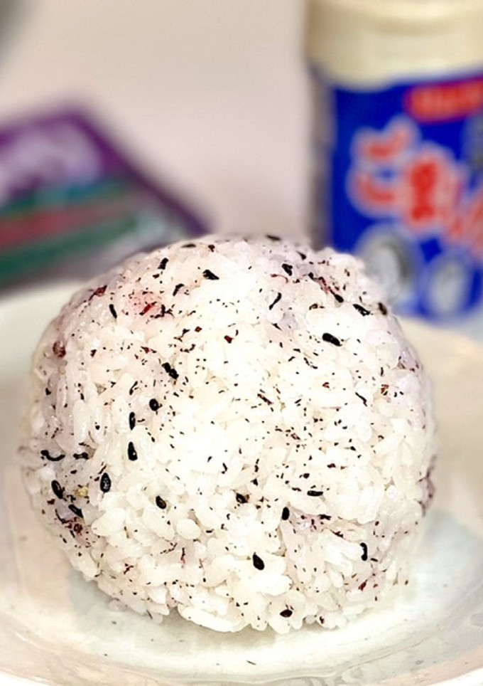 ゆかりとごま塩のおにぎり-レシピのメイン写真