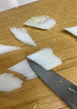 コツ：鍋に入れる白菜はそぎ切り-レシピのメイン写真