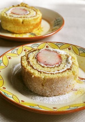 いちごをくるくる、ハニーロールケーキ☆-レシピのメイン写真