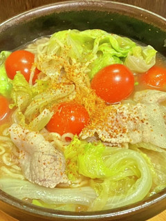 レタスとトマトでサッポロ一番みそラーメン-レシピのメイン写真