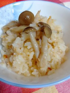 鮭フレークとしめじの炊き込みごはん-レシピのメイン写真
