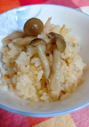 鮭フレークとしめじの炊き込みごはん-レシピのメイン写真