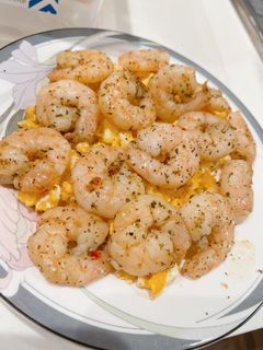 エビのバジル炒め(下にスクランブル風卵)-レシピのメイン写真