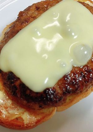 簡単〜♪チーズハンバーグトースト-レシピのメイン写真