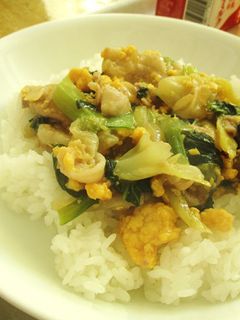 給食☆豚肉と小松菜の卵丼-レシピのメイン写真