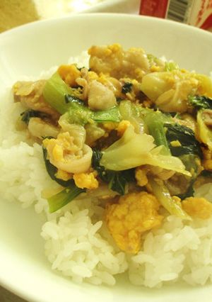 給食☆豚肉と小松菜の卵丼-レシピのメイン写真