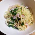 ほうれん草とハムとシラスの和風パスタ