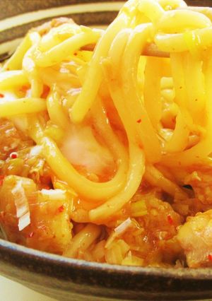 半熟卵とろ～り！鶏もも肉の辛旨混ぜうどん-レシピのメイン写真