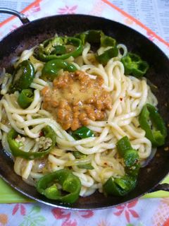 ピーマン&玉ねぎの焼きうどん・納豆載せ-レシピのメイン写真