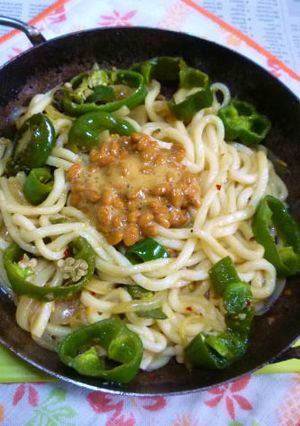 ピーマン＆玉ねぎの焼きうどん・納豆載せ-レシピのメイン写真
