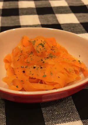 簡単　ひらひら人参のカレー粉チーズ和え-レシピのメイン写真