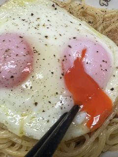 目玉焼きのパスタ(貧乏人のパスタ)-レシピのメイン写真