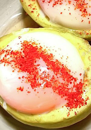 巣ごもりアボカドの一味唐辛子がけ-レシピのメイン写真