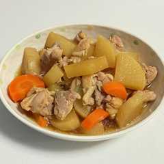 รูปของ 炊飯器で簡単！鶏と大根と人参の煮物