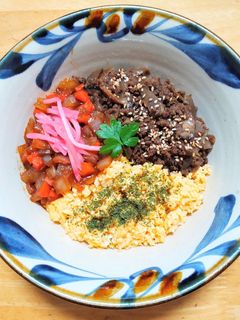 牛そぼろと野菜と卵そぼろの三色丼-レシピのメイン写真