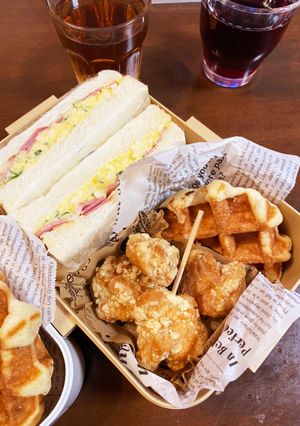 ベーコン卵サンドと唐揚げ＆ワッフル弁当-レシピのメイン写真