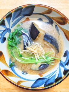 冷凍揚げナスと豆苗と生姜の味噌汁-レシピのメイン写真