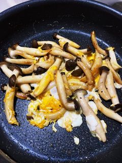 しめじと温泉卵のバター炒め-レシピのメイン写真