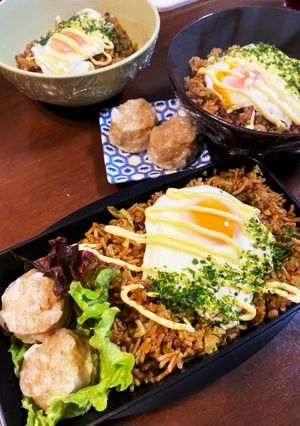とろとろ目玉焼き乗せそばめしと焼売弁当-レシピのメイン写真