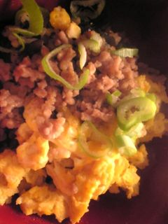 簡単:レンジ4分:豚挽肉と卵の二色丼-レシピのメイン写真