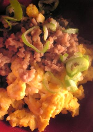 簡単：レンジ４分：豚挽肉と卵の二色丼-レシピのメイン写真