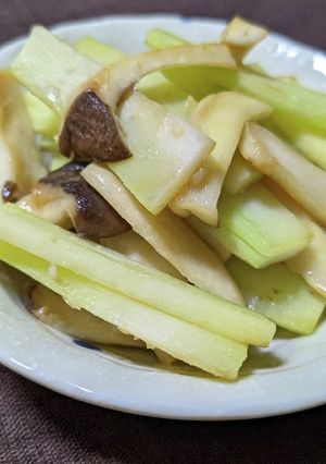 ブロッコリーの茎とエリンギのにんにく炒め-レシピのメイン写真