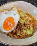 五穀米の納豆キムチ炒飯の目玉焼き乗せ