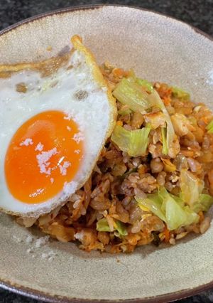 五穀米の納豆キムチ炒飯の目玉焼き乗せ-レシピのメイン写真