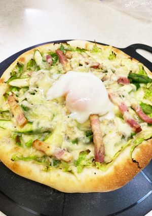 シーザーサラダ風ピザ♡ポーチドエッグのせ-レシピのメイン写真