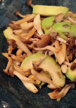 しめじとアボカドの醤油炒め-レシピのメイン写真