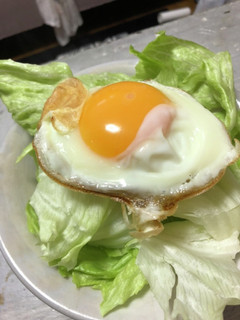 サラダの上に目玉焼き〜-レシピのメイン写真