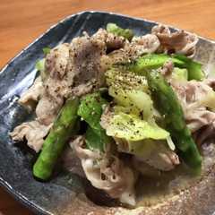 รูปของ 豚肉とキャベツとアスパラの塩ダレ炒め