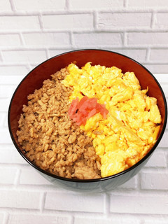 超簡単!鶏そぼろ二色丼(ズボラVer.)-レシピのメイン写真