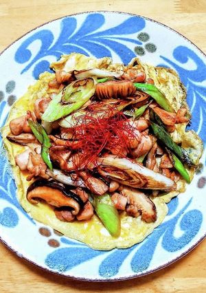 卵を敷いた鶏モモと長ネギに椎茸の醤油炒め-レシピのメイン写真