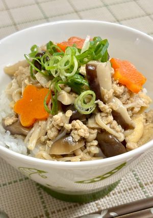 食欲の秋♡たっぷりきのこと鶏ミンチの旨み丼♪-レシピのメイン写真