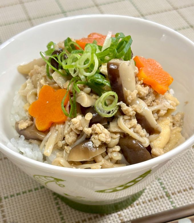 食欲の秋♡たっぷりきのこと鶏ミンチの旨み丼♪-レシピのメイン写真
