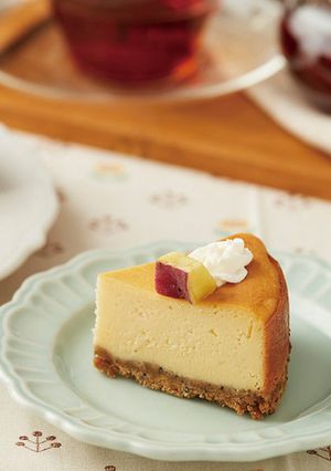 薩摩芋と黒ごまビスのベイクドチーズケーキ-レシピのメイン写真