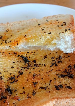 ピリ辛バジルのトースト-レシピのメイン写真