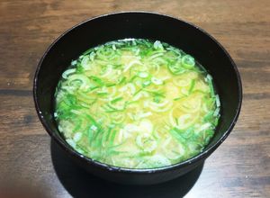 超時短！1分で【ねぎとワカメの味噌汁】-レシピのメイン写真